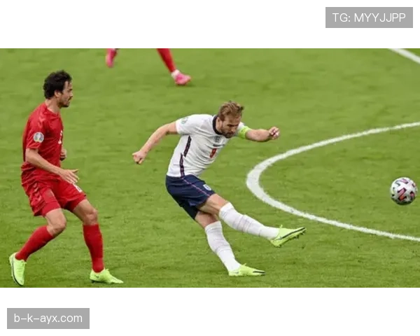 丹麦球迷激情献唱滚旗歌，点燃足球赛场热烈氛围