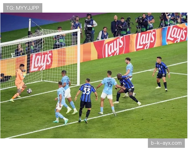 卢卡库射门方式